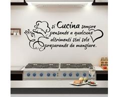 Wall sticker Frase Si Cucina sempre pensando a qualcuno... Adesivi Murali Aforismi Decoro Pareti Cucina | Gigio Store
