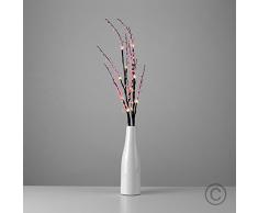 Moderne lampe de table, ou sol, Ensemble de brindilles réglables simulées avec des lumières LED alimentés par des piles dans un vase en céramique blanche. Belles fleurs rouges et perles rouges décoratifs
