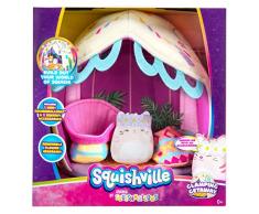 Squishville- Deluxe Playscene-Include 2 Pollici Paulita The Pink Tabby Cat, Sedia a Secchio, Sacco a Pelo e Scena Glamping-Giocattoli per Bambini, Multicolore, SQM0210