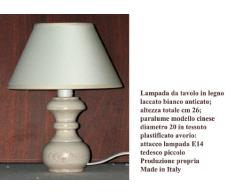 Lampada da tavolo o comodino in legno laccato bianco anticato; altezza totale cm 26; paralume modello cinese diametro 20 in tessuto plastificato avorio; attacco lampada E14 tedesco piccolo. Produzione propria - made in Italy