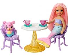 Barbie Dreamtopia Bambola Chelsea Sirena, Orsachiotto Merbear e Castello di Sabbia con Altalena, Scivolo, Piscina, Accessori e Tea Party Playset, Giocattolo per Bambini 3 + Anni, FXT20
