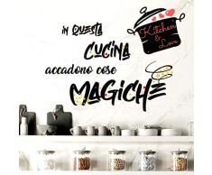 Adesivi Murali Cucina in questa cucina accadono cose magiche Frasi scritte italiano wall stickers kitchen decorazione casa adesivi da parete adesivo muro citazioni decorazioni da muro Stickerdesign