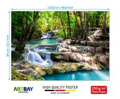 ARTBAY Cascata Tropicale nella Foresta - Poster XXL - 118,8 x 84 cm | Cascata Magica in Una Foresta inondata di Sole, Thailandia | Poster Natura | qualità Superior