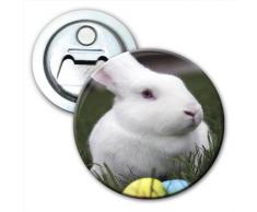 Bianco coniglio con uova di Pasqua colorate apribottiglie frigorifero