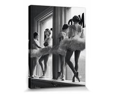1art1 Balletto Poster Stampa Artistica su Tela Ballerine in Piedi sul Davanzale della Finestra della Sala Prove Quadro da Parete sulla Barella | Murale XXL | Immagine 80x60 cm