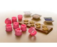 Premier Housewares 0806518 Set de 8 Emporte-Pièces Cloche + Étoile + Arbre de Noël + Coeur + Rond + Cannelé + Fleur de 6/4 Pétales Plastique Rose