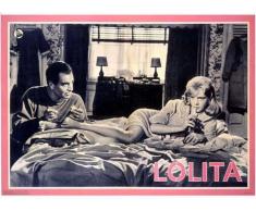 Empire Interactive - Poster, Soggetto: Lolita Seduta su Un Letto, con Articolo in Omaggio Multicolore