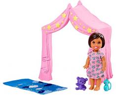Barbie- Skipper Babysitters Playset con Bambola, Tenda Rosa, Sacco a Pelo, Orsetto e Accessori, Giocattolo per Bambini 3+ Anni, FXG97